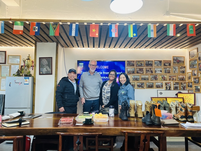 Ang mga customer mula sa Norway at Denmark ay bumisita sa Guangzhou Hanagal Shoes Co., Ltd upang Galugarin ang mga Bagong Oportunidad sa Industriya