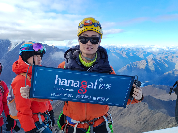 Conquering Snow-Capped Peaks: Maaasahang Hiking Shoes para sa Extreme Adventures